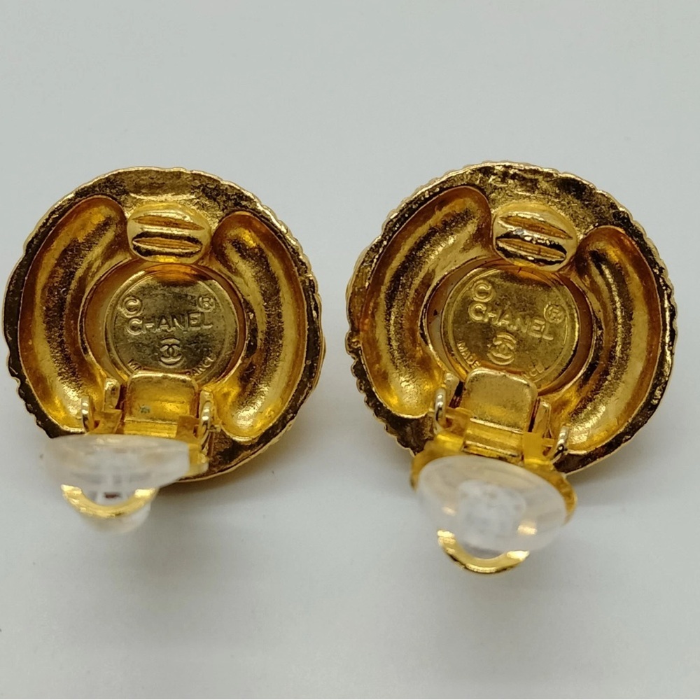 Chanel Faux Pearl clip on vintage earrings - Picture 5 of 9